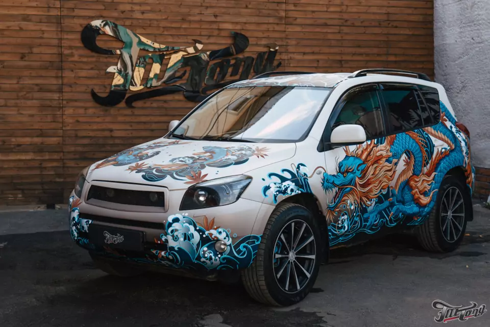 Демонтаж старой пленки и оклейка в винилографию Toyota RAV4. Вторая жизнь — новое лицо.